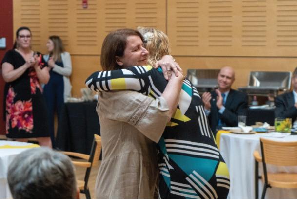 朱莉·道森教授(右)在收到2022-23年度奖金后，拥抱了同事劳拉·瓦拉查 ...